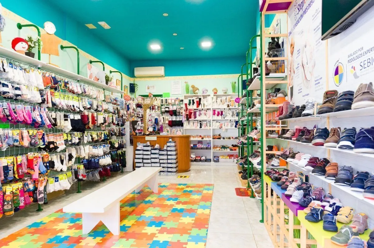 Interior Zapatería Peuets Ibiza
